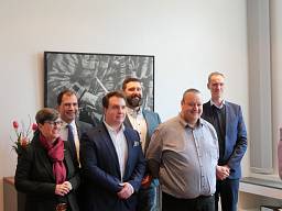 Gruppenfoto mit Präsidentin und Rechtsanwalt in der Handwerkskammer Frankfurt  © Haustechnik Lang